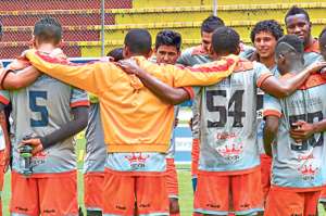 La unidad y compa&ntilde;erismo de los jugadores han ayudado este a&ntilde;o a la buena campa&ntilde;a de Aucas. El &lsquo;Pap&aacute;&rsquo; perdi&oacute; su puesto en la serie A en 2006. Foto: Santiago Aguirre / El Tel&eacute;grafo.