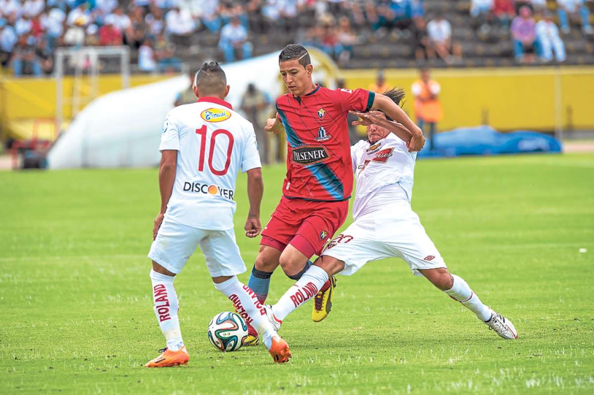 H&oacute;lger Matamoros (10) volante de Liga Deportiva Universitaria, trata de frenar el &iacute;mpetu del atacante militar Miguel Parrales, de buena actuaci&oacute;n. Foto: Fernando Sandoval / El Tel&eacute;grafo