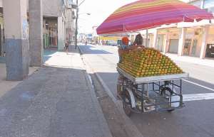 Jimmy Carrillo vende mandarinas con temor, pues recientemente los metropolitanos le quitaron otro triciclo. Foto: Karly Torres / El Tel&eacute;grafo