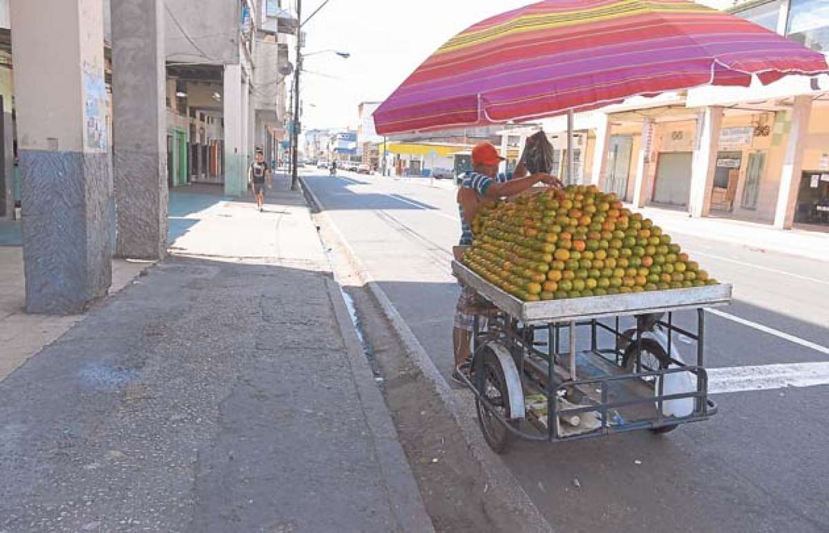 Jimmy Carrillo vende mandarinas con temor, pues recientemente los metropolitanos le quitaron otro triciclo. Foto: Karly Torres / El Tel&eacute;grafo