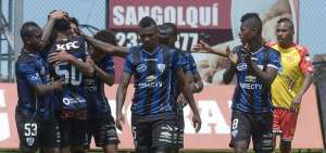 Los jugadores de Independiente del Valle celebran el tanto del uruguayo Emiliano Tellechea.