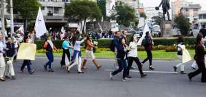 El viernes pasado varios estudiantes, docentes y autoridades de la Universidad Andina Sim&oacute;n Bol&iacute;var marcharon hacia el CES en Quito.