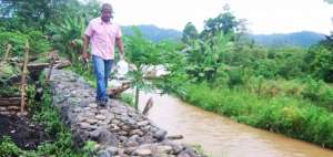 Comunidades requieren puentes y muros ante inundaciones