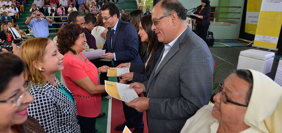 Los catedr&aacute;ticos celebraron el D&iacute;a del Maestro en Guayaquil. Las autoridades del MinEduc les entregaron certificados del premio Pluma de Montalvo.