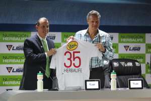 El gerente general de Herbalife, Xavier Andrade (izquierda) y el presidente de la comisi&oacute;n ejecutiva de Liga-Q, Esteban Paz, formalizaron el convenio. FOTO: Cortes&iacute;a.