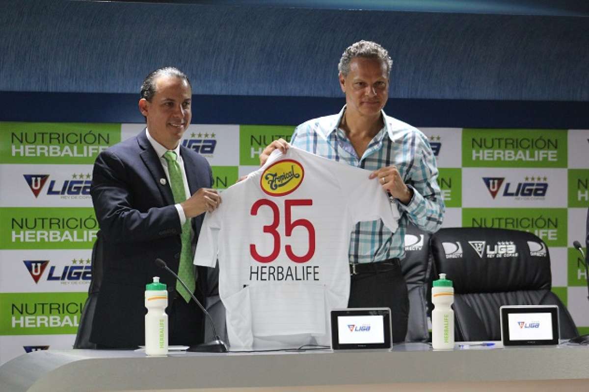 El gerente general de Herbalife, Xavier Andrade (izquierda) y el presidente de la comisi&oacute;n ejecutiva de Liga-Q, Esteban Paz, formalizaron el convenio. FOTO: Cortes&iacute;a.