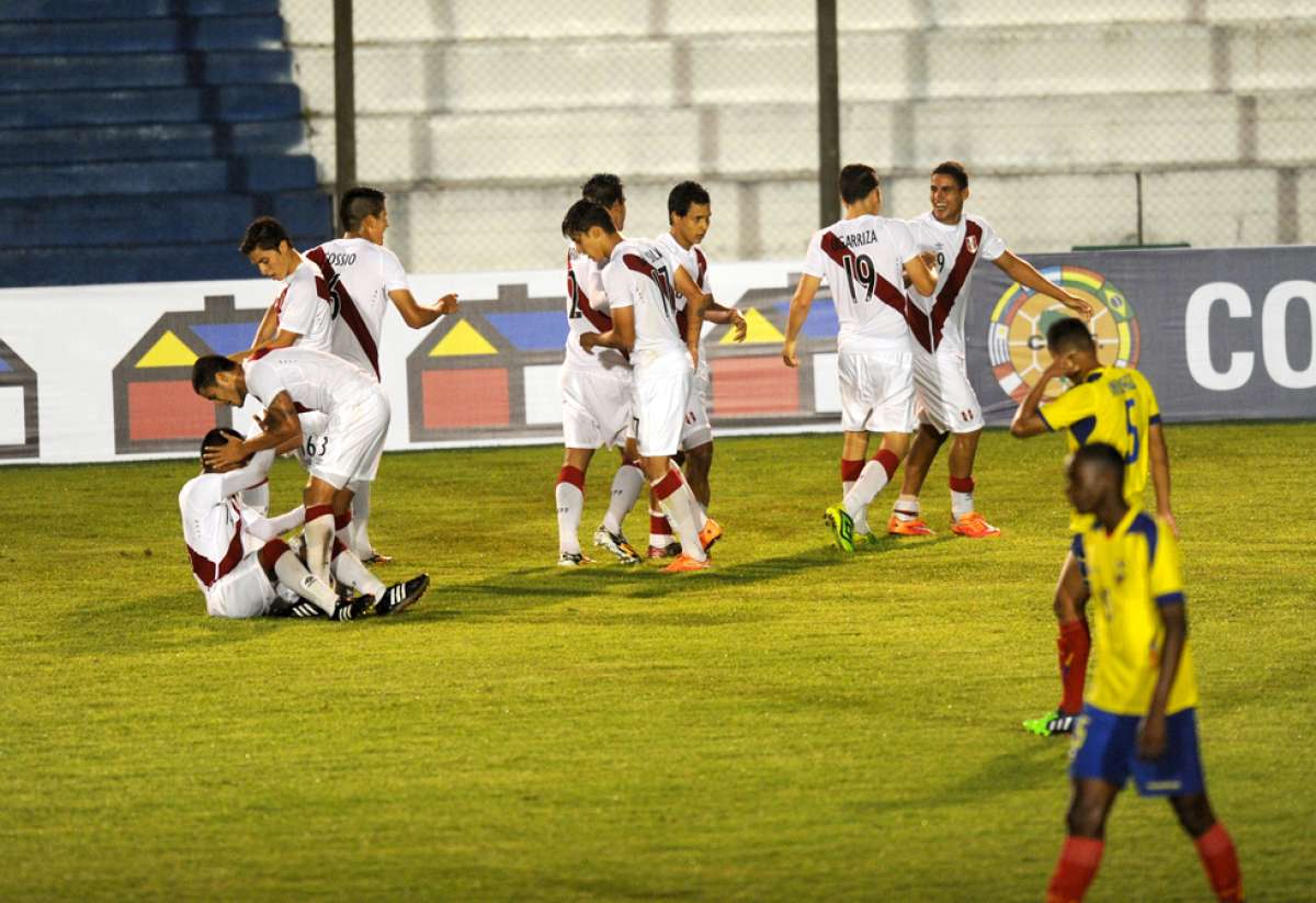 Los jugadores peruanos celebran el segundo tanto de Alex&aacute;nder Succar durante el partido contra Ecuador que se celebr&oacute; ayer en Colonia, Uruguay. Foto: AFP