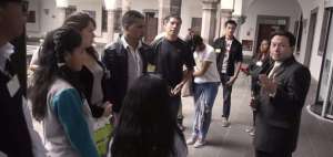 Fredy Quintanilla realiza un recorrido junto a los visitantes.