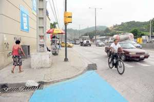 La falta de iluminaci&oacute;n en las calles 9 de Octubre y Tungurahua es una de las situaciones con las que el colectivo Ciclistas de la Calle tiene que lidiar en los recorridos que realiza en la noche, de martes a jueves. Fotos: William Orellana│El Tel&eacute;grafo