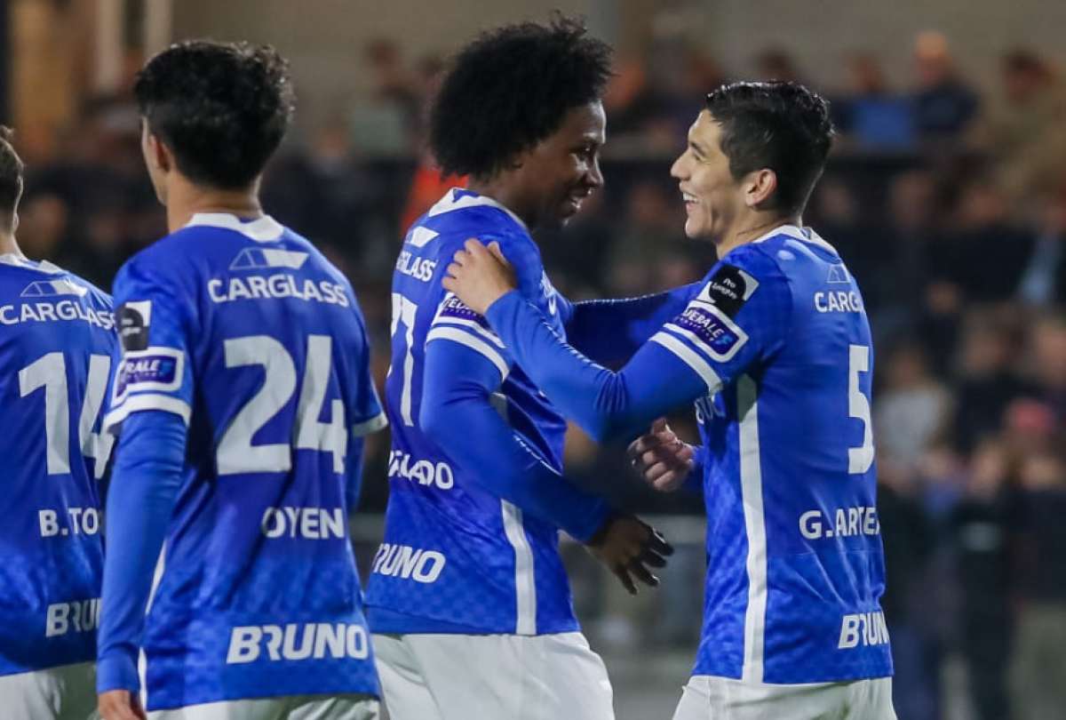 El ecuatoriano Angelo Preciado (centro) celebra con sus compa&ntilde;eros del Genk