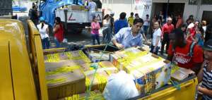 En el parqueadero del colegio Naciones Unidas, de la v&iacute;a Samborond&oacute;n, los estudiantes y sus padres alistan las donaciones. Piden tambi&eacute;n vasos y platos pl&aacute;sticos.