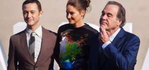 El realizador estadounidense Oliver Stone, junto a los actores  Joseph Gordon-Levitt y Shailene Woodley.