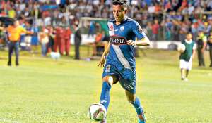Marcos Mondaini realiza un ataque durante el partido entre Emelec y Deportivo Cuenca, el viernes pasado, en el estadio Jocay de Manta. Foto: Rodolfo P&aacute;rraga / El Tel&eacute;grafo