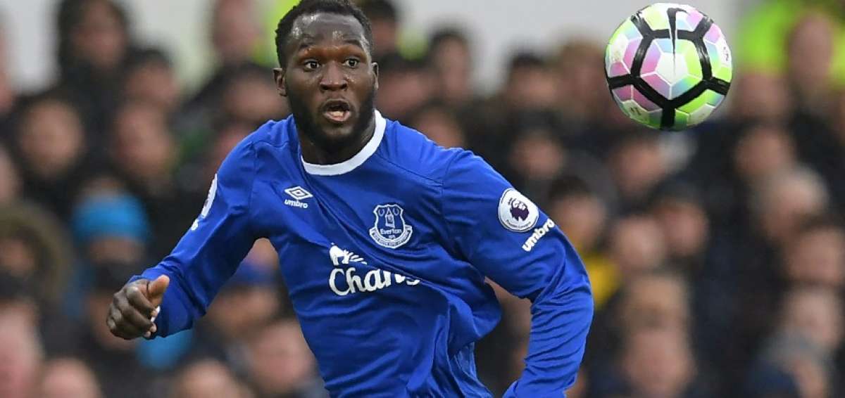 El belga Lukaku hace saltar la banca en la Premier con su pase al United