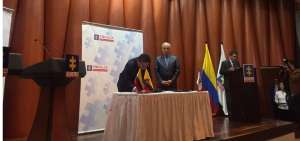 Los fiscales Galo Chiriboga y Humberto Mart&iacute;nez firman un memorando de cooperaci&oacute;n.