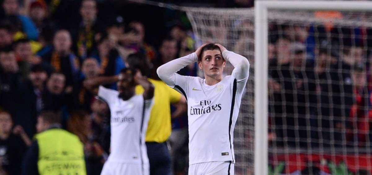 El italiano Marco Verrati (del PSG) se toma la cabeza luego del sexto gol del Barcelona. El tanto dej&oacute; fuera de la Champions League al equipo parisino.