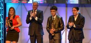 Durante los Premios Matilde Hidalgo, los alumnos Tania Ar&eacute;valo y William Narv&aacute;ez fueron reconocidos por su puntaje perfecto en el ENES.