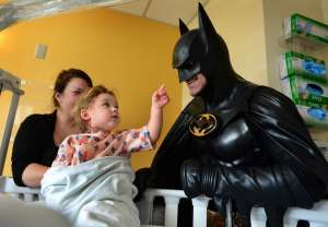 Lenny Robinson pasaba su tiempo libre yendo a hospitales para visitar ni&ntilde;os enfermos, darles regalos y firmarles aut&oacute;grafos como Batman.