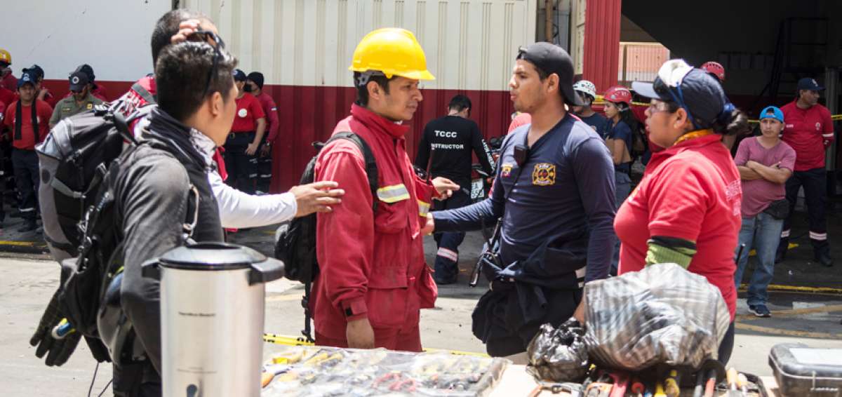El suboficial Julio Roca estuvo en el rescate de una pareja de esposos que estaban bajo los escombros.