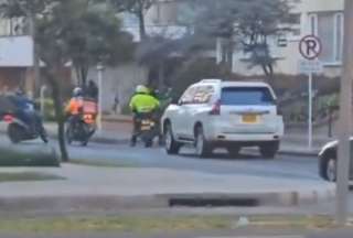 Turistas en Colombia lograron capturar el momento en que los antisociales huyeron del lugar luego de ser embestidos.