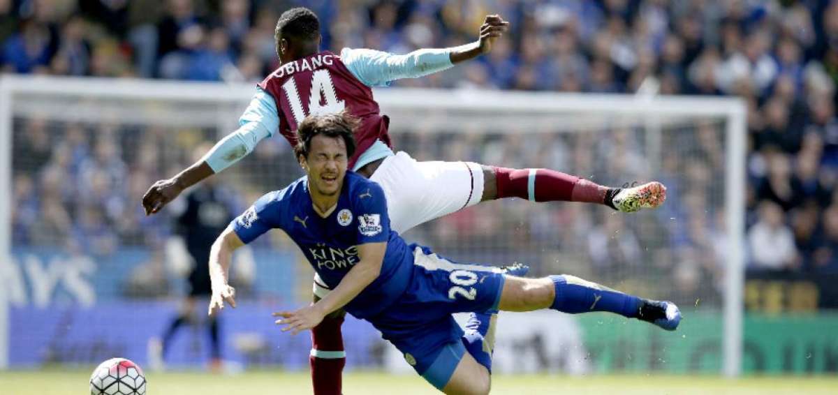 El volante espa&ntilde;ol Pedro Obiang, del West Ham United, disputa una pelota con Shinji Okazaki, del Leicester City. 