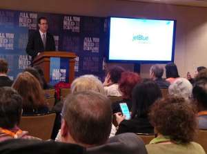 Dave Clark, vicepresidente de la aerol&iacute;nea, durante su intervenci&oacute;n en el evento. Foto: Twiter Ministerio de Turismo