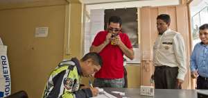 En la zona de preembarque, los choferes hacen el control de alcohol en sangre, antes de cada traslado.