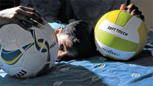 Ronaldo, de 12 a&ntilde;os y quien de grande desea ser futbolista, se somete a un tratamiento de quimioterapia en el Hospital de Solca. Foto: Miguel Castro 