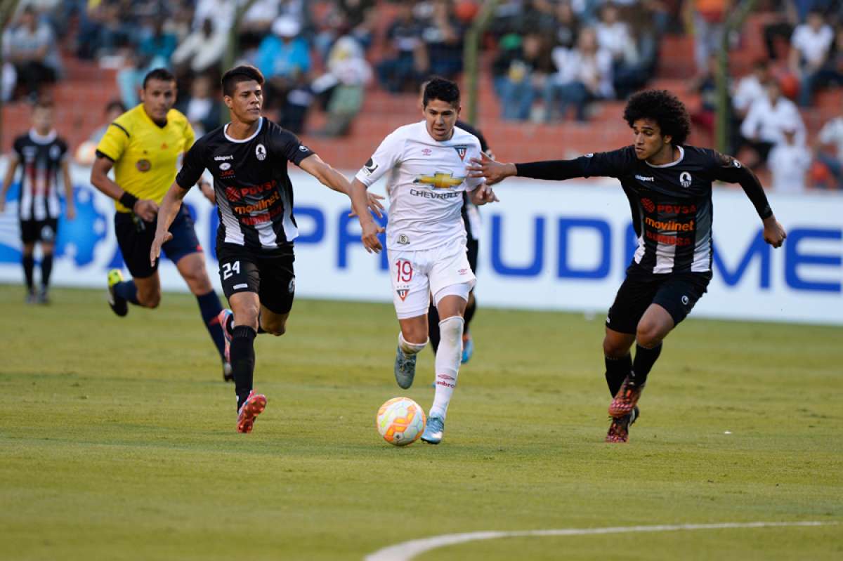 Yordan Osorio (i) y Edwin Peraza (d) intentan detener a Diego Morales, autor ayer de la primera conquista. Foto: &Aacute;lvaro P&eacute;rez / El Tel&eacute;grafo