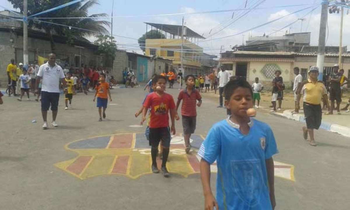 Fabricio Borbor (camiseta celeste) fue el ganador del concurso del huevo en la cuchara. Foto: Cortes&iacute;a / El Tel&eacute;grafo