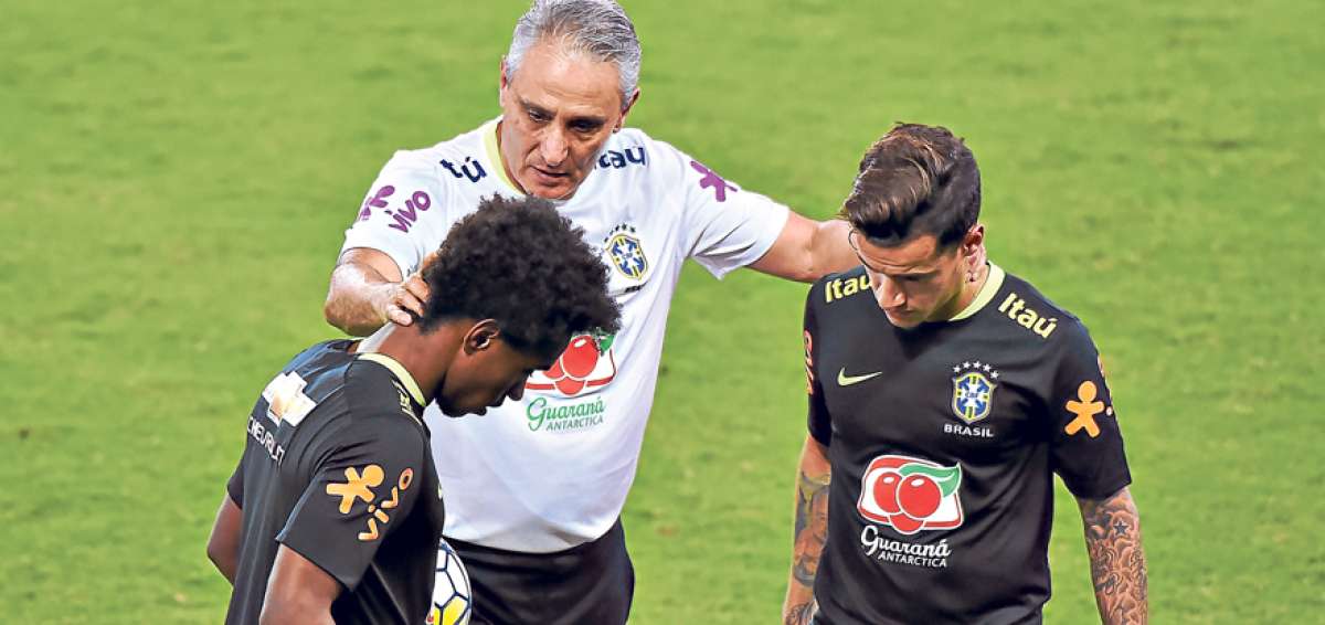 Tite (blanco), director t&eacute;cnico de Brasil, dialoga con Willian (iz.) y Philippe Coutinho (d.)