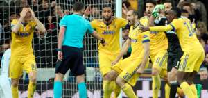 Instantes en que los jugadores de la Juventus le reclaman al juez  central del partido, Michael Oliver 