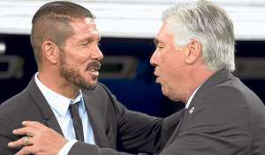 El director t&eacute;cnico del Atl&eacute;tico de Madrid (i) junto a Carlo Ancelotti, entrenador del Real Madrid. Foto: AFP.