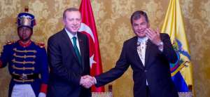 El presidente turco, Recep Tayyip Erdogan (izquierda), estrecha la mano a su hom&oacute;logo ecuatoriano, Rafael Correa, en el sal&oacute;n Amarillo.