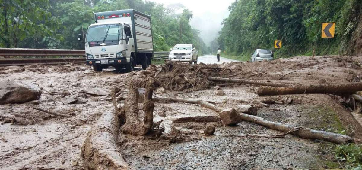 En la zona alta de El Oro hubo deslizamientos de lodo, piedra y ramas que bloquearon temporalmente las carreteras.