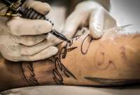 Arcsa regula las medidas de bioseguridad de los estudios de tatuajes.