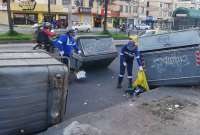 Manifestantes dañaron contenedores de basura en el sur de Quito