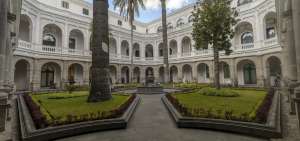 Uno de los patios del Centro Cultural Metropolitano (CCM). Dentro de esta manzana del Centro Hist&oacute;rico est&aacute; la Iglesia de la Compa&ntilde;&iacute;a y la fundaci&oacute;n Compa&ntilde;&iacute;a de Jes&uacute;s. Junto a estos jardines funciona la Biblioteca Municipal.