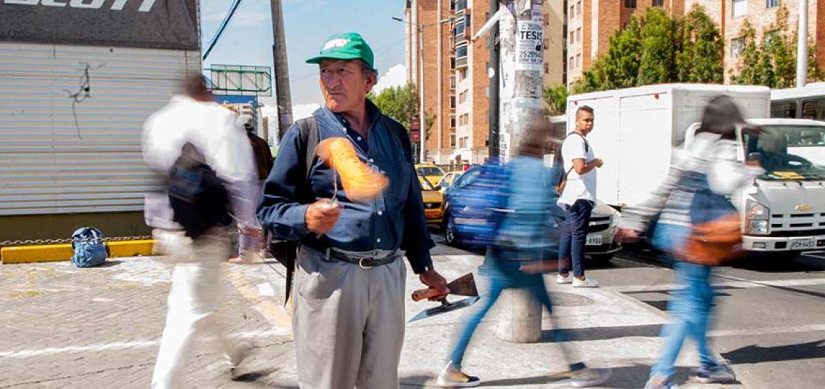 Marcelo Cevallos, 62 a&ntilde;os, es pintor y hace trabajos de electricidad y decoraci&oacute;n con cer&aacute;mica. Lleva m&aacute;s de un mes sin ning&uacute;n contrato. Todos los d&iacute;as espera en las avenidas De los Granados y 6 de Diciembre.