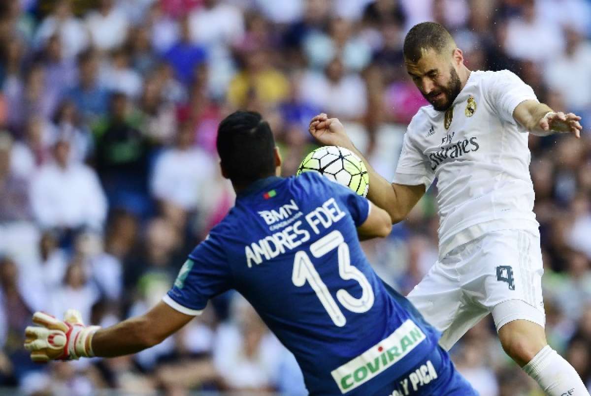 Momento en que Benzema anot&oacute; el &uacute;nico tanto del Real Madrid ante el Granda. Foto: AFP 