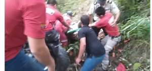 Los organismos de socorro descendieron hasta el automotor destrozado para rescatar los cad&aacute;veres.