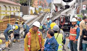 Las obras civiles del tranv&iacute;a se cumplen en varias calles de la capital azuaya. El sistema funcionar&aacute; desde el pr&oacute;ximo a&ntilde;o. Foto: Fernando Machado / El Tel&eacute;grafo