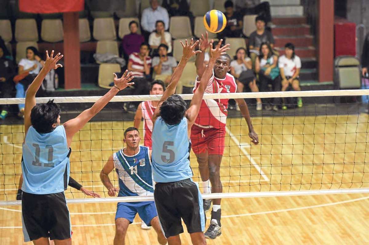 Los jugadores de JML (11 y 5) intentaron bloquear ayer el remate de un integrante de Manab&iacute; Tecnol&oacute;gico. Foto: Santiago Aguirre / El Tel&eacute;grafo
