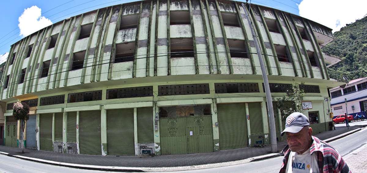 La Casa del Peregrino est&aacute; en las calles 12 de Noviembre y Ambato, a un costado de la bas&iacute;lica de Ba&ntilde;os.
