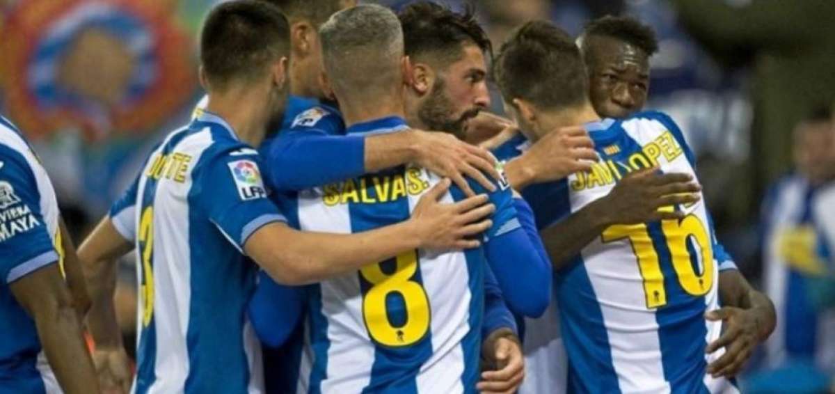 Caicedo es felicitado por sus compa&ntilde;eros, tras haber marcado a Las Palmas.