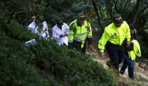 La Polic&iacute;a contin&uacute;a inspecciones en el &aacute;rea aleda&ntilde;a al inmueble donde viv&iacute;a el sospechoso en Colombia. Hasta el momento se hallaron 11 cuerpos. Foto: Cortes&iacute;a