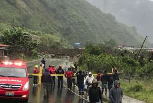 3 Muertos por deslizamiento de tierra en Vía Baños - Puyo