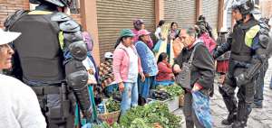 Vendedores informales no han podido ser controlados por parte de la Guardia Ciudadana. Ellos ocupan varias de las calles adyacentes al mercado 9 de Octubre. Foto: Archivo