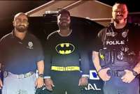 Un “Batman en pijama”, se volvió héroe en su comunidad tras detener a un ladrón.