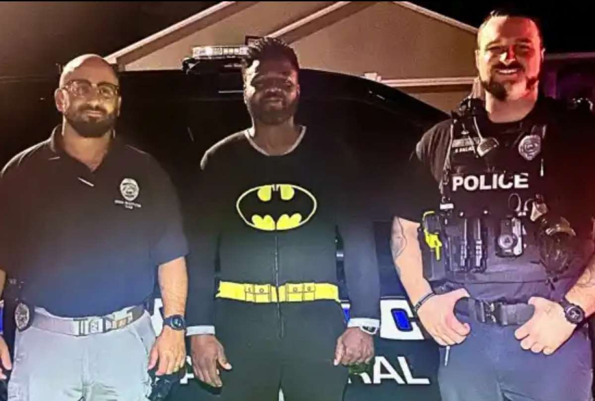 Un “Batman en pijama”, se volvió héroe en su comunidad tras detener a un ladrón.